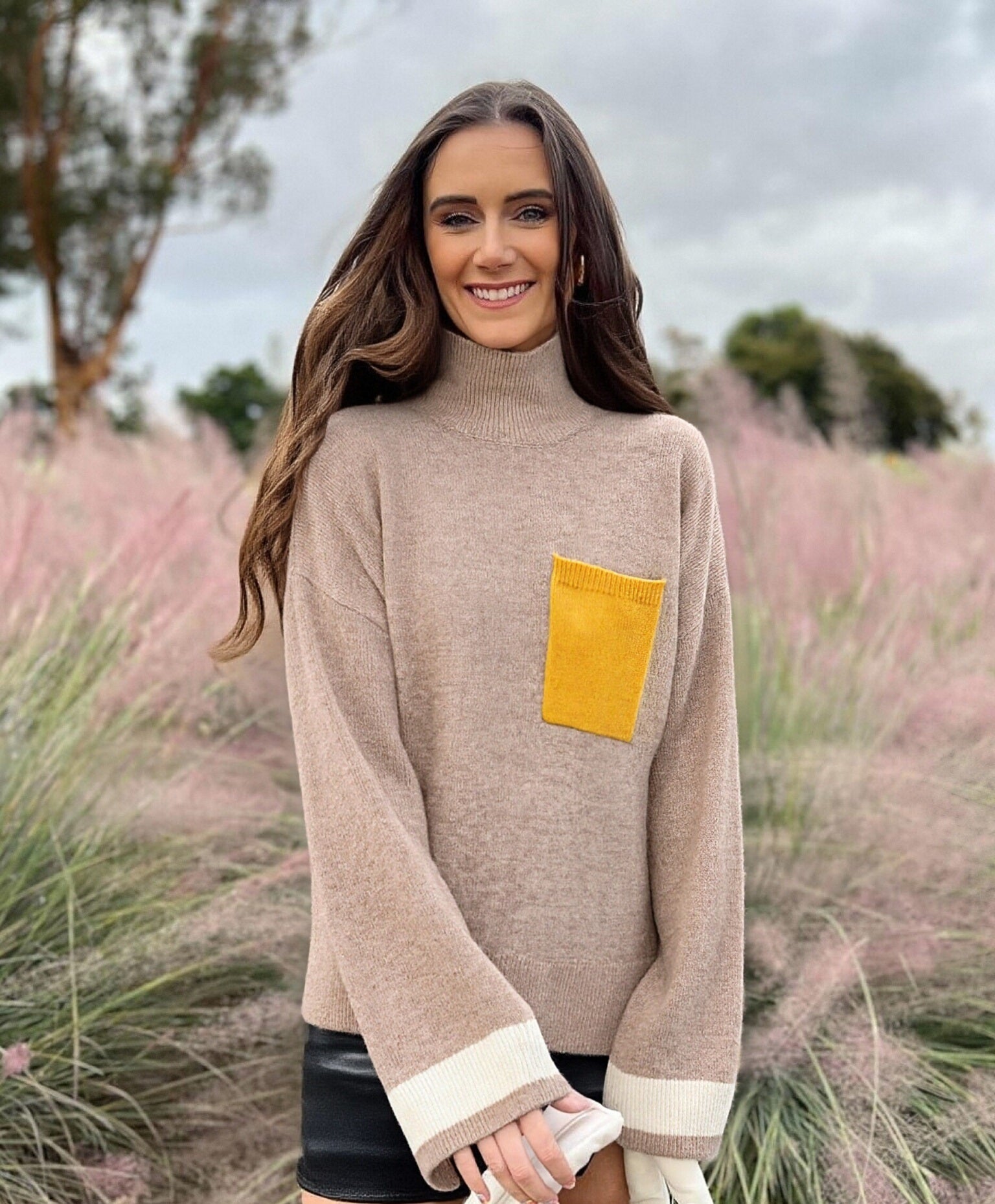 DULCE - Turtle Neck Pullover w/contrast pockets - Beige